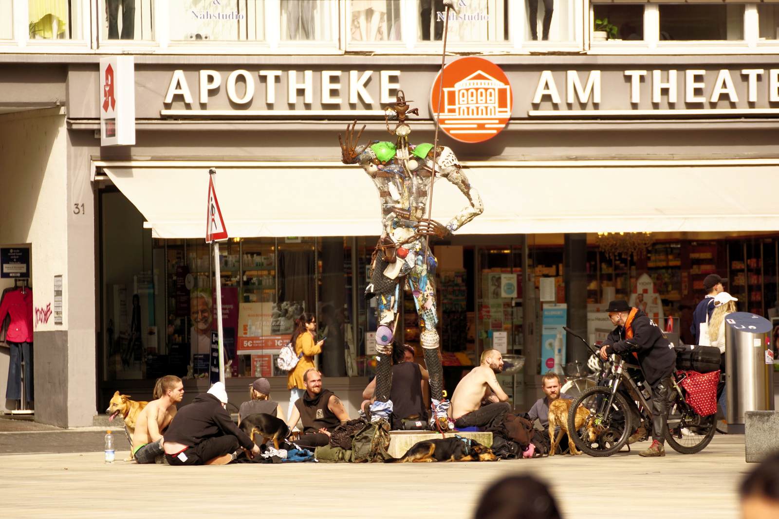 der-Plastikmensch-am-Platz-der-alten-Synagoge-05