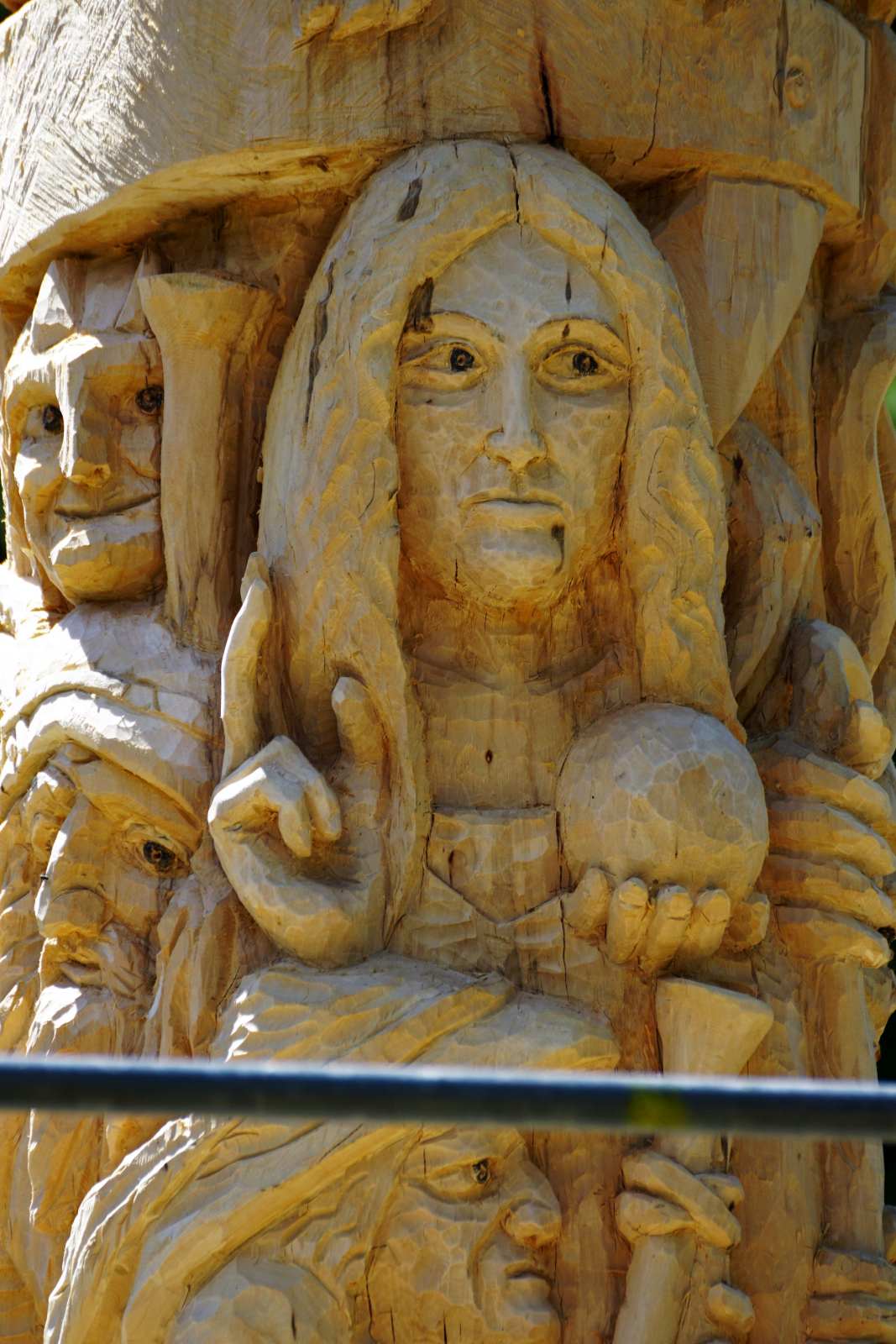Ausschnitt aus der Skulptur "Würfelspiel": Mitte - Salvadore Mundi, - umarmt vom Leibhaftigen links oben, Mitte links und unten - Landsknechte, Emmendingen, Hochburg
